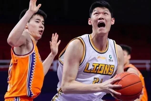 我不知道整天被迫坐着轮椅或者在轮椅上度过一生是什么感觉，于是我要求入住南加利福尼亚州的伯明翰退伍军人医院，扮为一名与肯·威洛克背景相似的瘫痪的退伍兵。